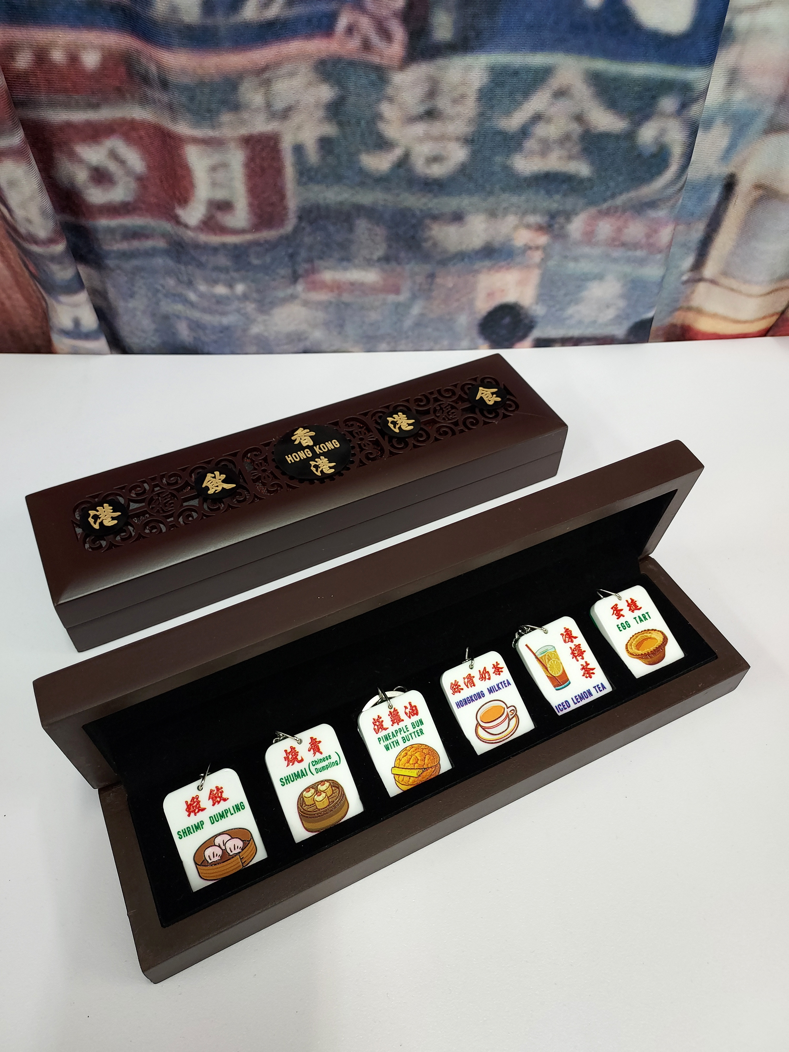 LEE HON KONG KAI gift set of hong kong-style calligraphy keychain