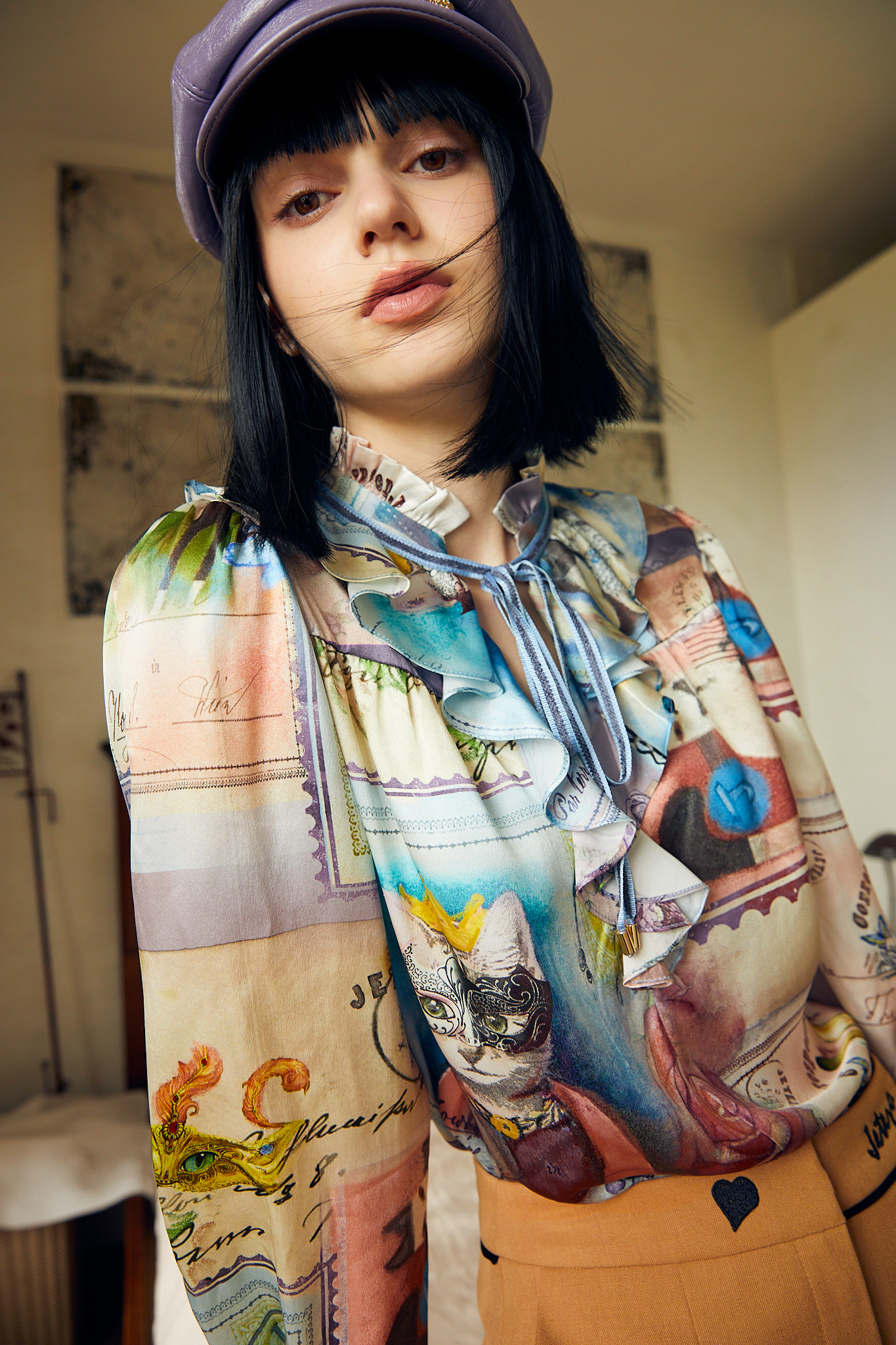 BB1AB018A1 沙漠驛站手札繪圖荷葉蝴蝶結上衣 (官網限定)