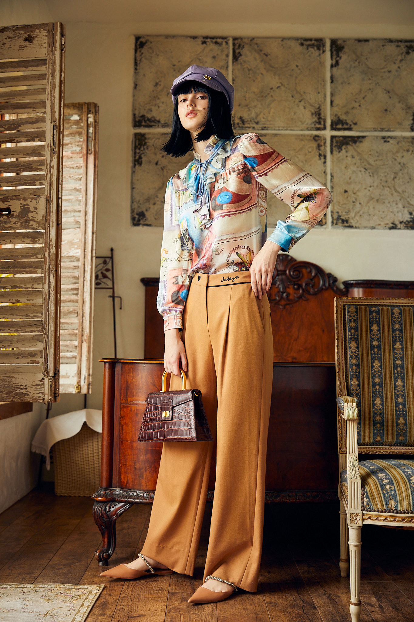 BB1AB018A1 沙漠驛站手札繪圖荷葉蝴蝶結上衣 (官網限定)