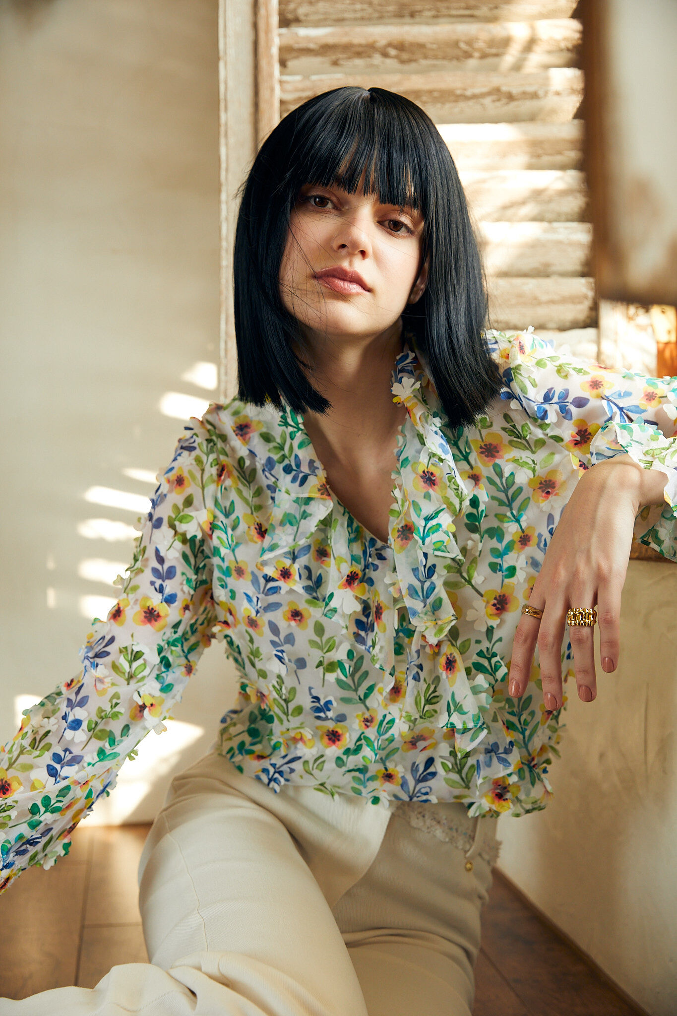 BB1AA021A1 湖光山色活片花朵V型不對稱荷葉領襯衫