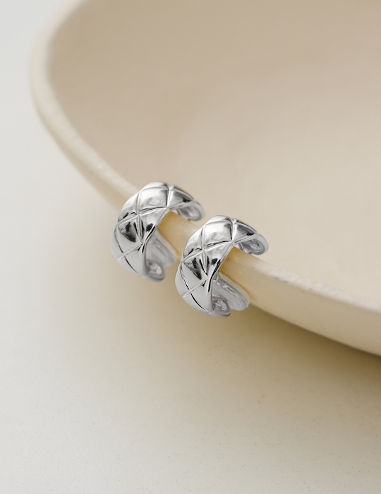 質感寬菱格。夾式耳環(銀)