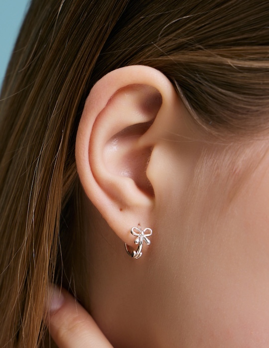 環扣蝴蝶結。針式耳環