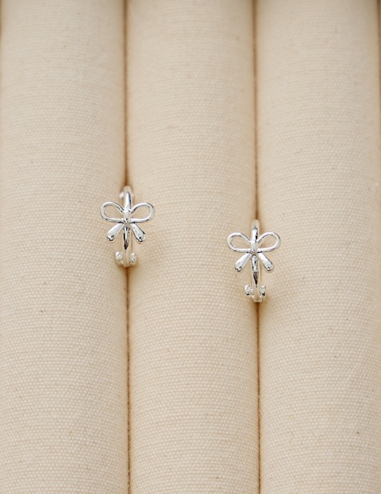 環扣蝴蝶結。針式耳環