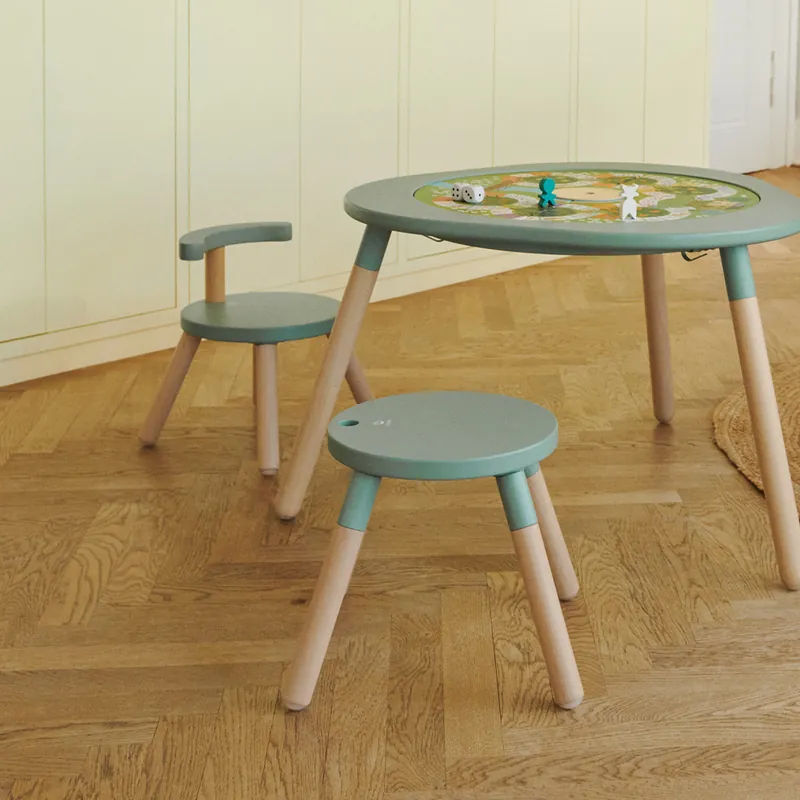 Stokke–MUTable Chair 多功能兒童椅,採用優質木材,輕巧又穩固,孩童也能輕鬆移動。