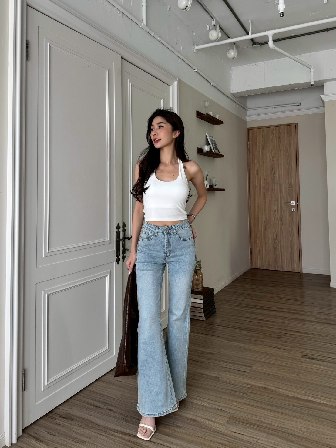 淺色高腰牛仔喇叭褲