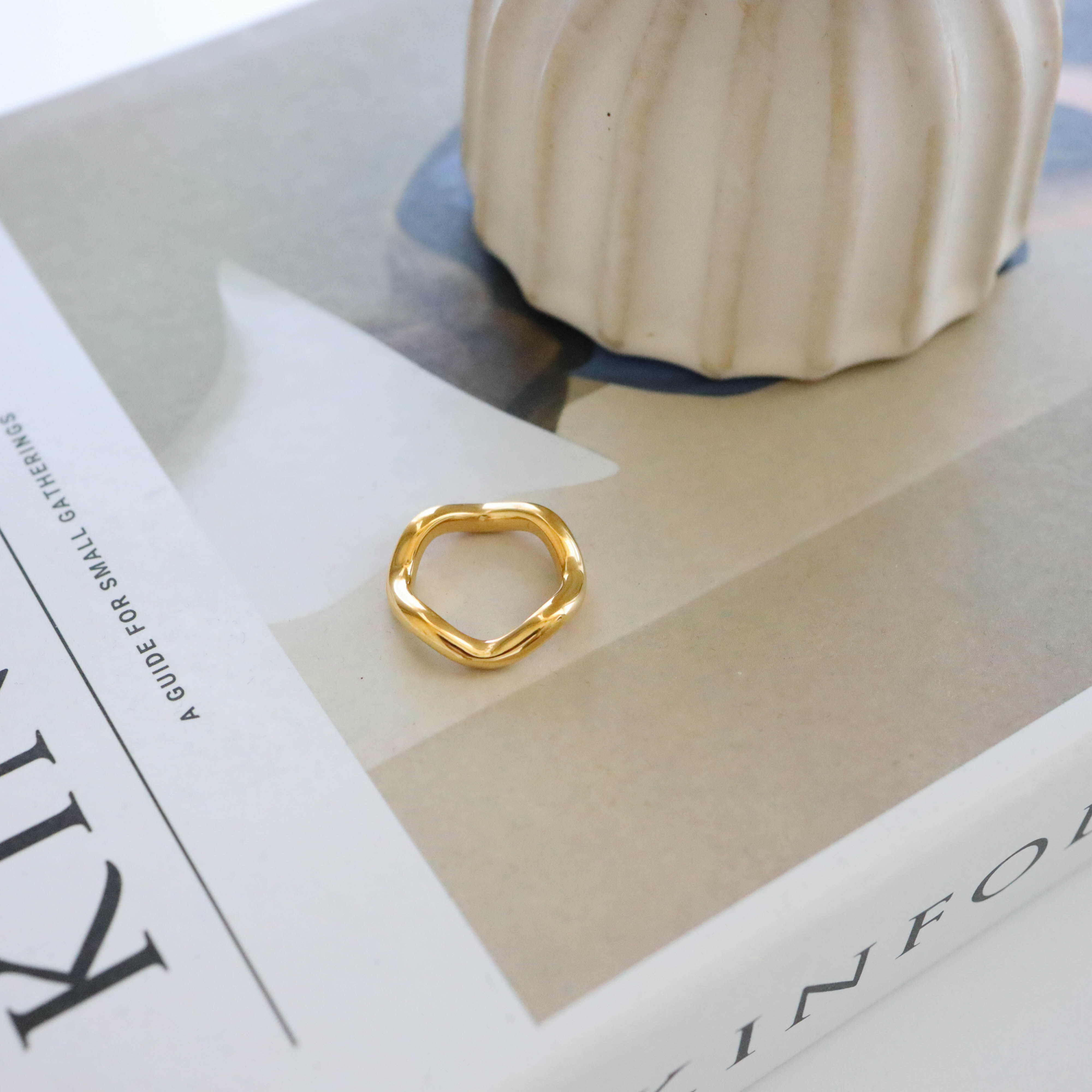 不怕水歐美風個性粗波浪金色鋼戒