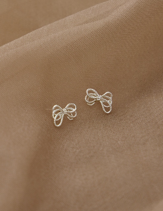 柔美蕾絲蝴蝶結。針式耳環