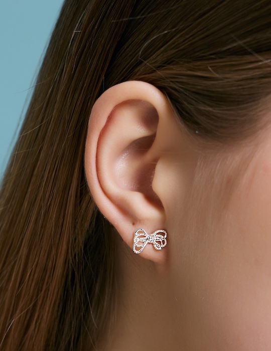 柔美蕾絲蝴蝶結。針式耳環