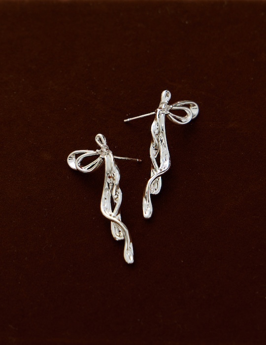 光澤點鑽蝴蝶結。針式耳環