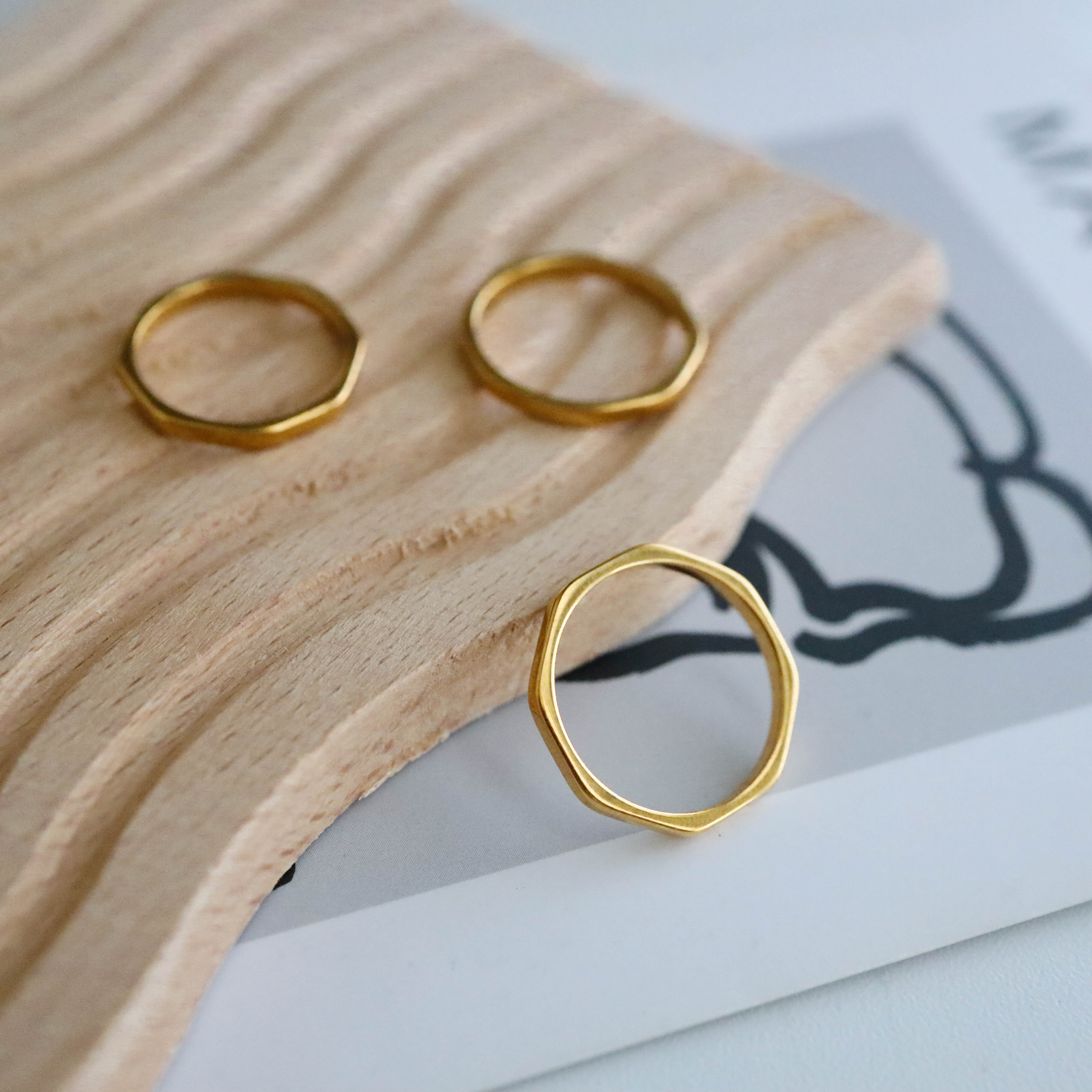 不怕水金色素面款八角型鋼戒