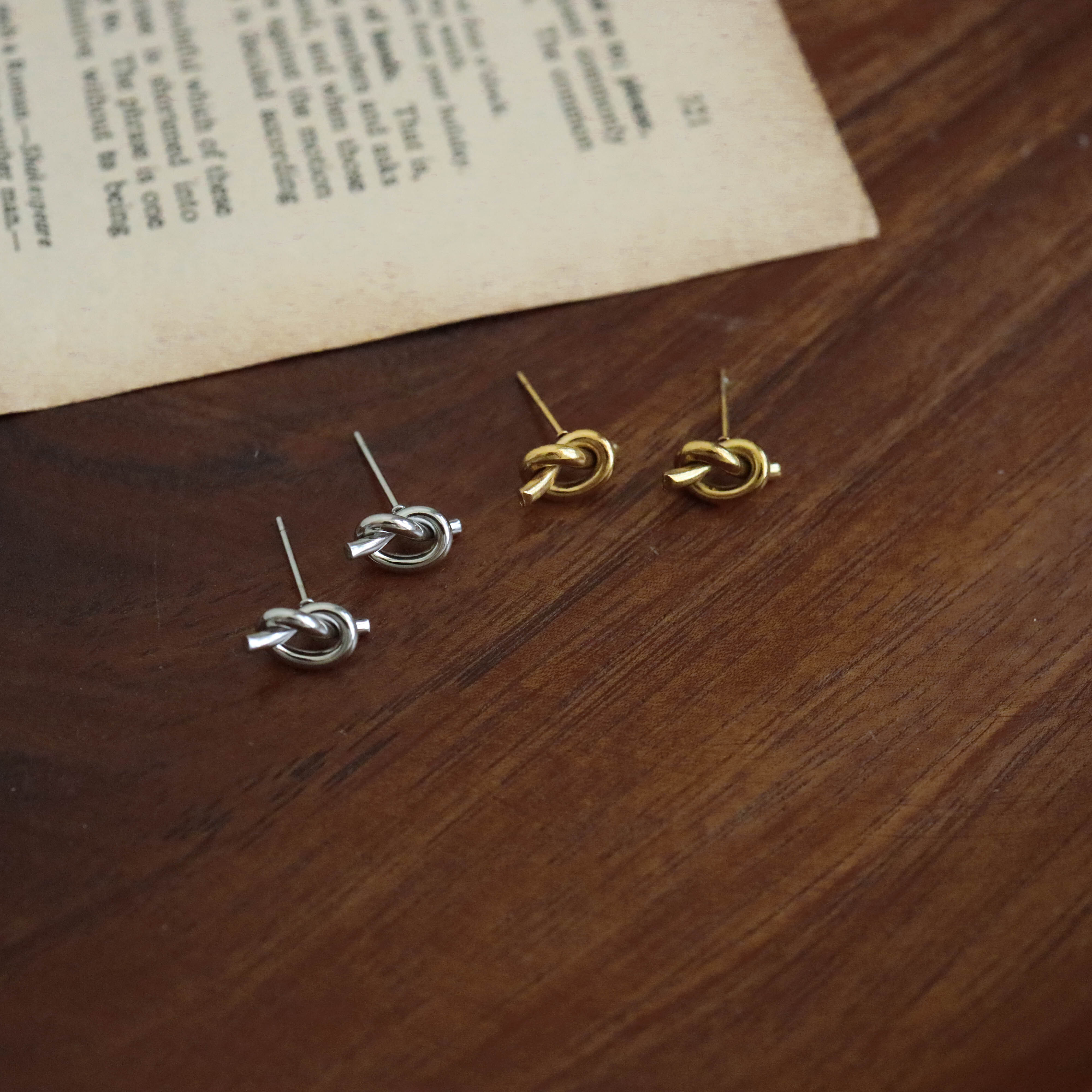 不怕水兩色打結愛心耳針式耳環