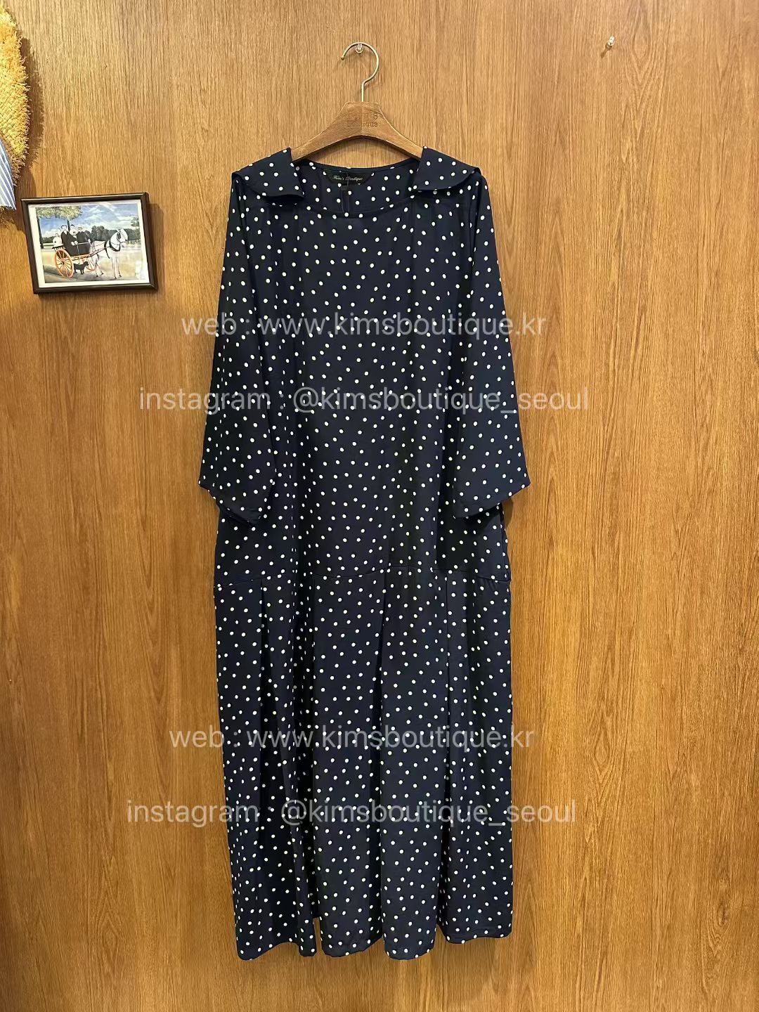 KM5017 簡約波點開領中長袖連身裙