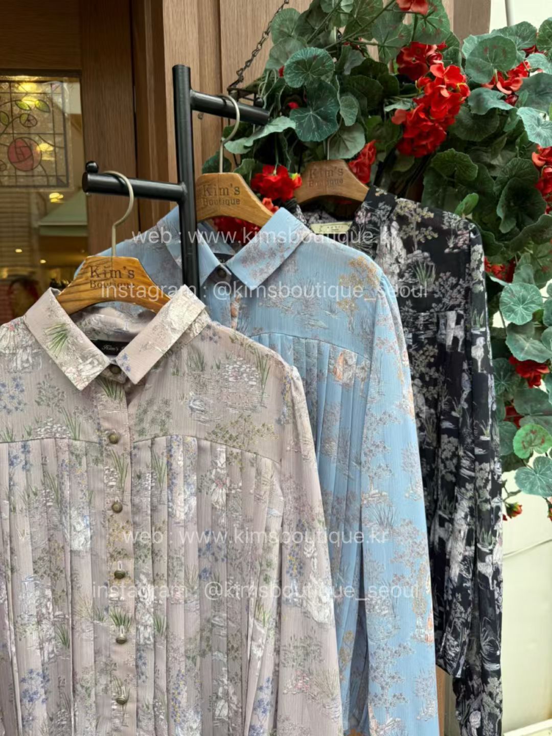 KM5024 設計感花花壓褶Polo領排扣上衣