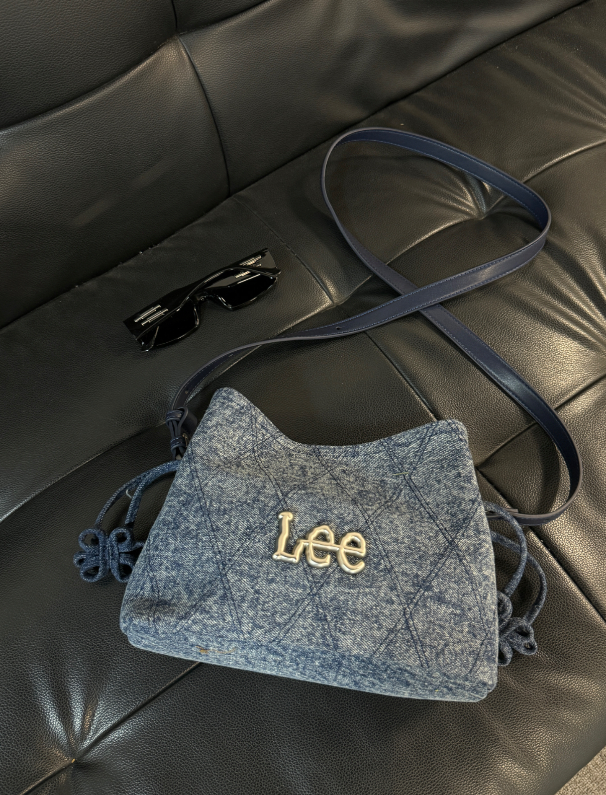 LEE 花結水桶包 水洗 單寧 斜跨包 金屬LOGO 水桶包 肩背包 花結 側背包 菱格壓紋 3色(任買兩件711免運)/預購