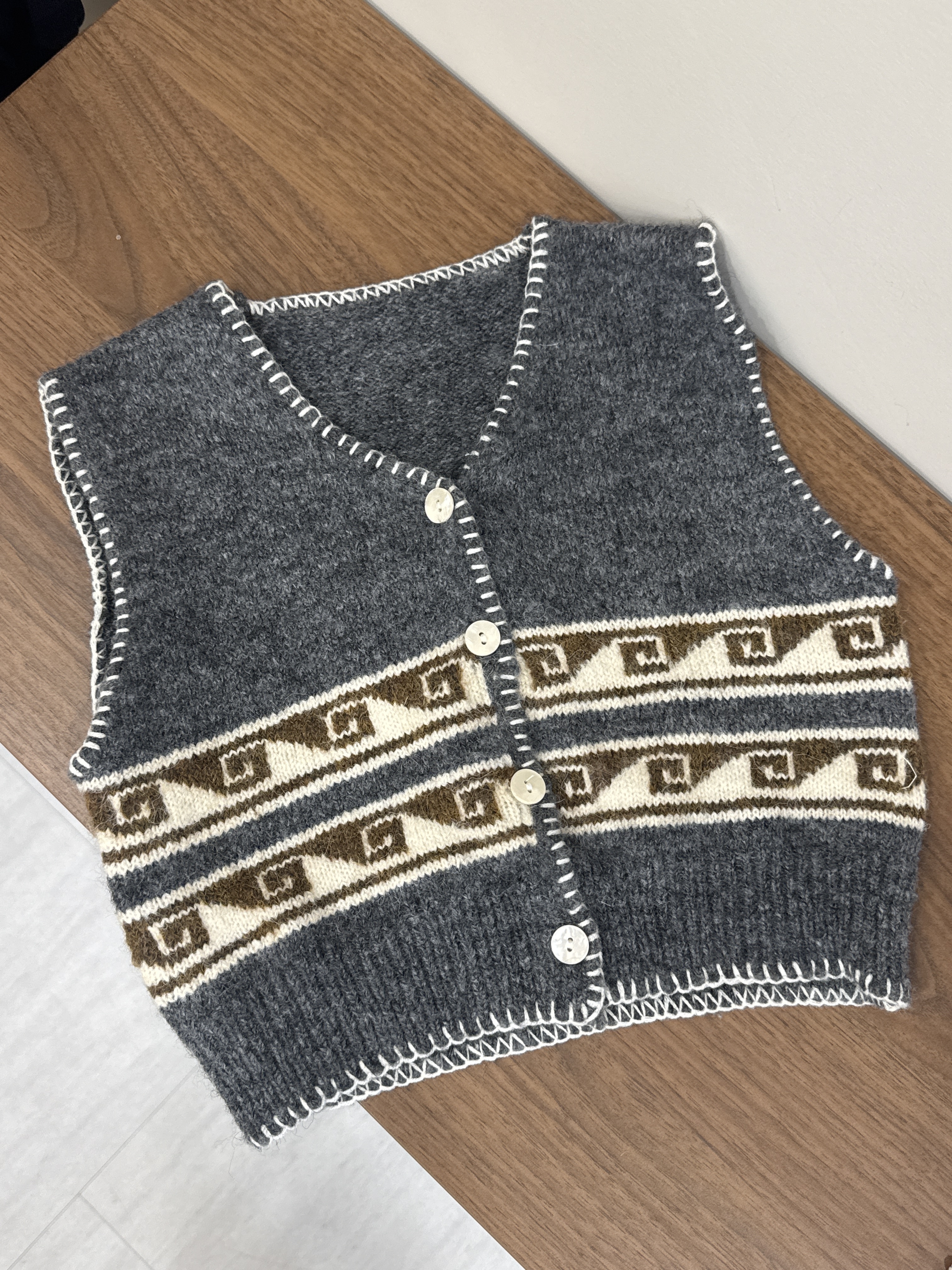 A02963圖騰滾邊針織背心