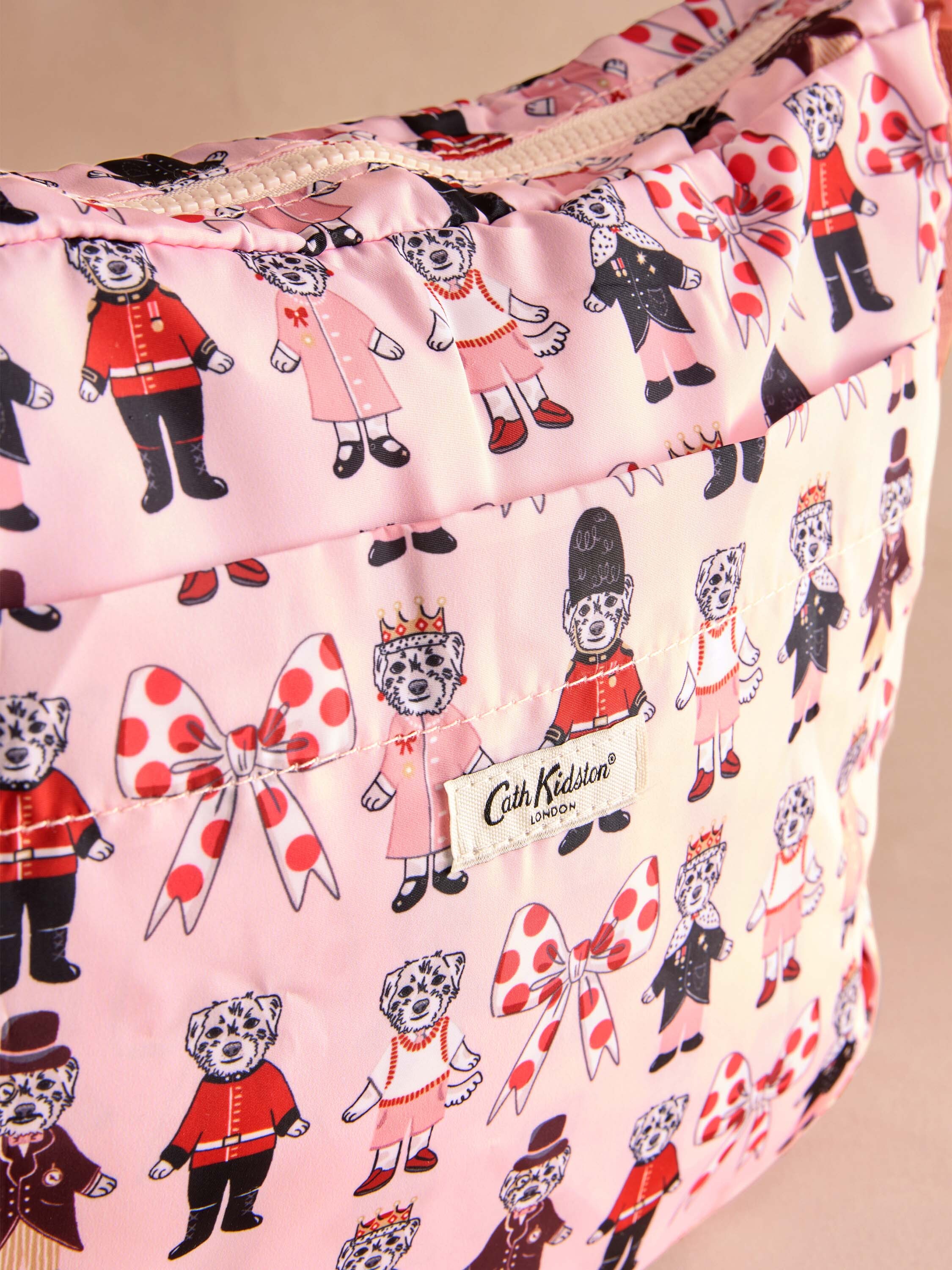 London Dogs 輕便型折疊半月斜背包