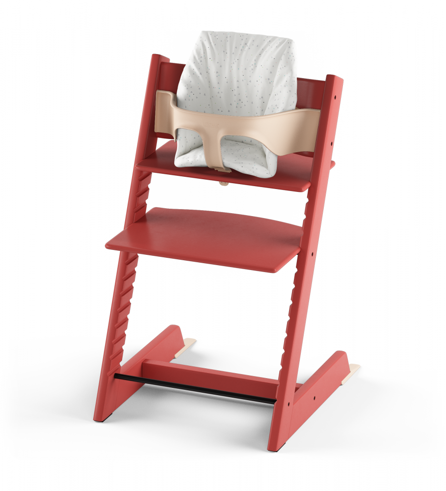 Tripp Trapp 迷你嬰兒坐墊,甜心款搭配紅色款Tripp Trapp成長椅,活潑搶眼