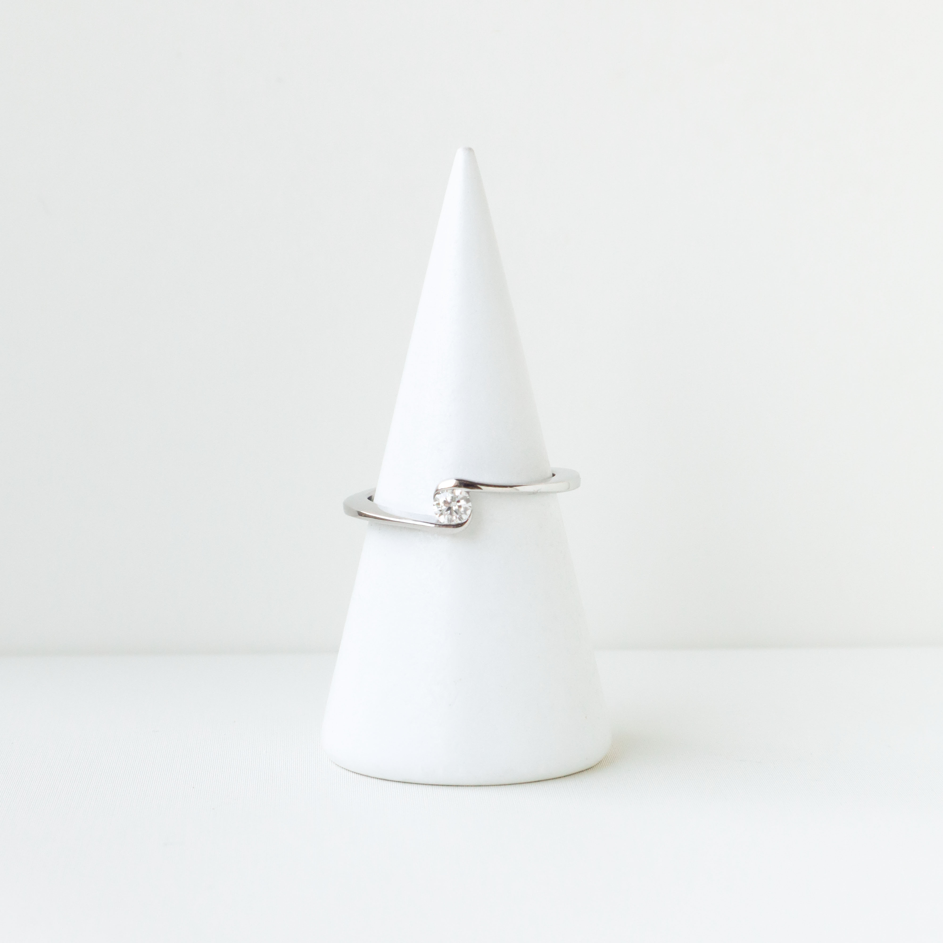 Silver/浪漫弧度莫桑鑽戒指