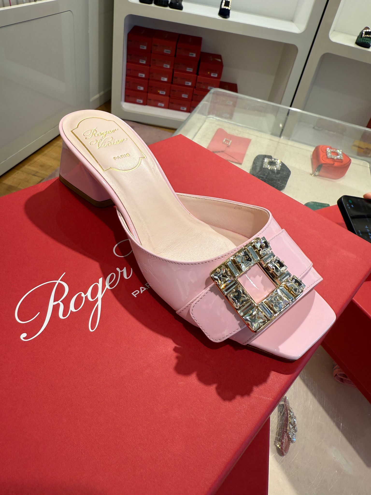 Roger Vivier RV tres Vivier Patent leather strass Heels Mules Pink RVW536