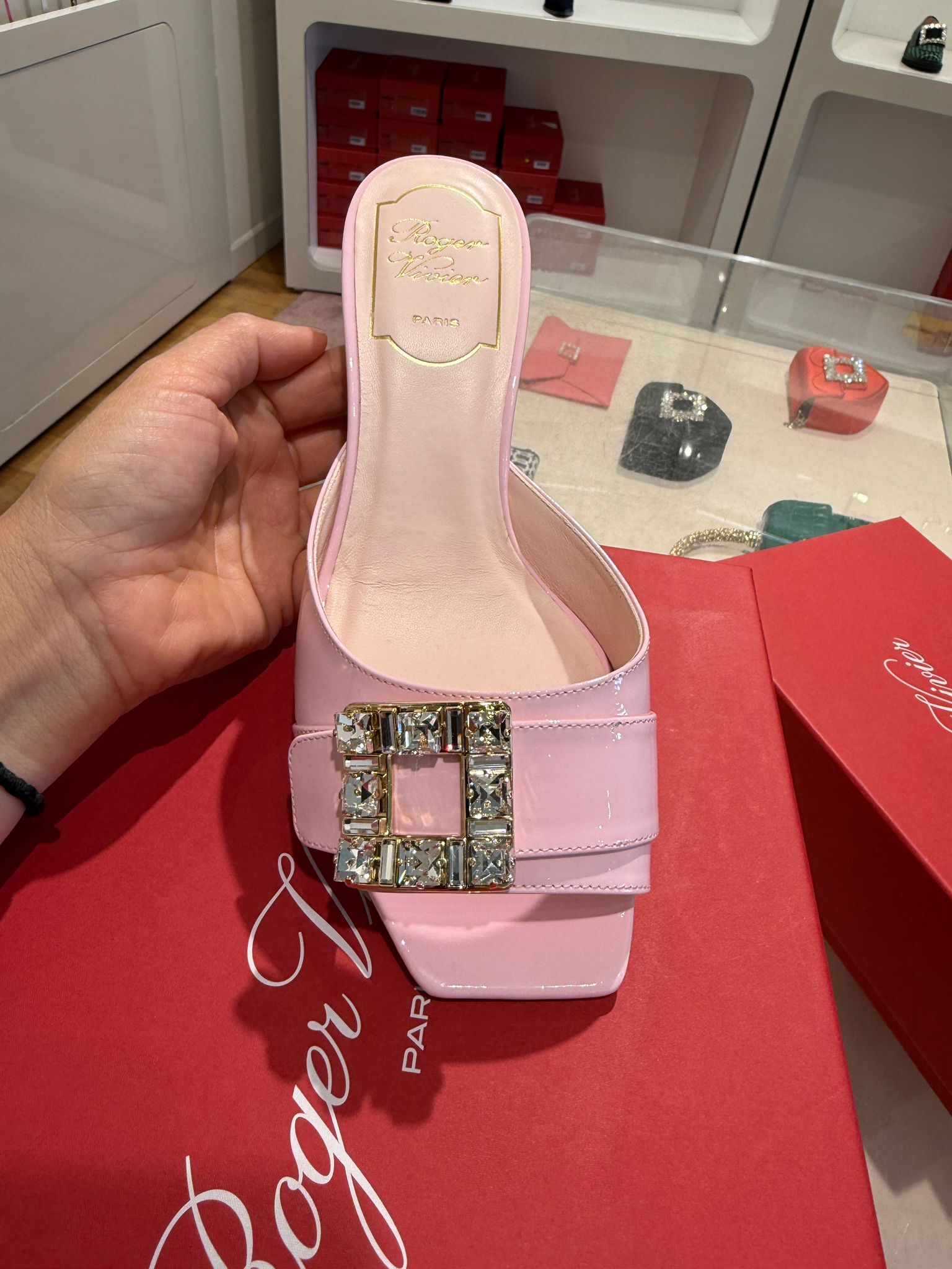 Roger Vivier RV tres Vivier Patent leather strass Heels Mules Pink RVW536