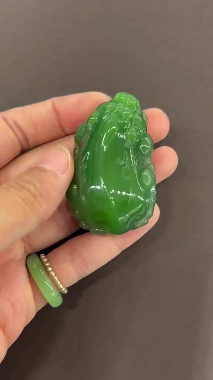 和田玉碧玉陽綠白加綠貔貅手把件,天然和田玉軟玉
