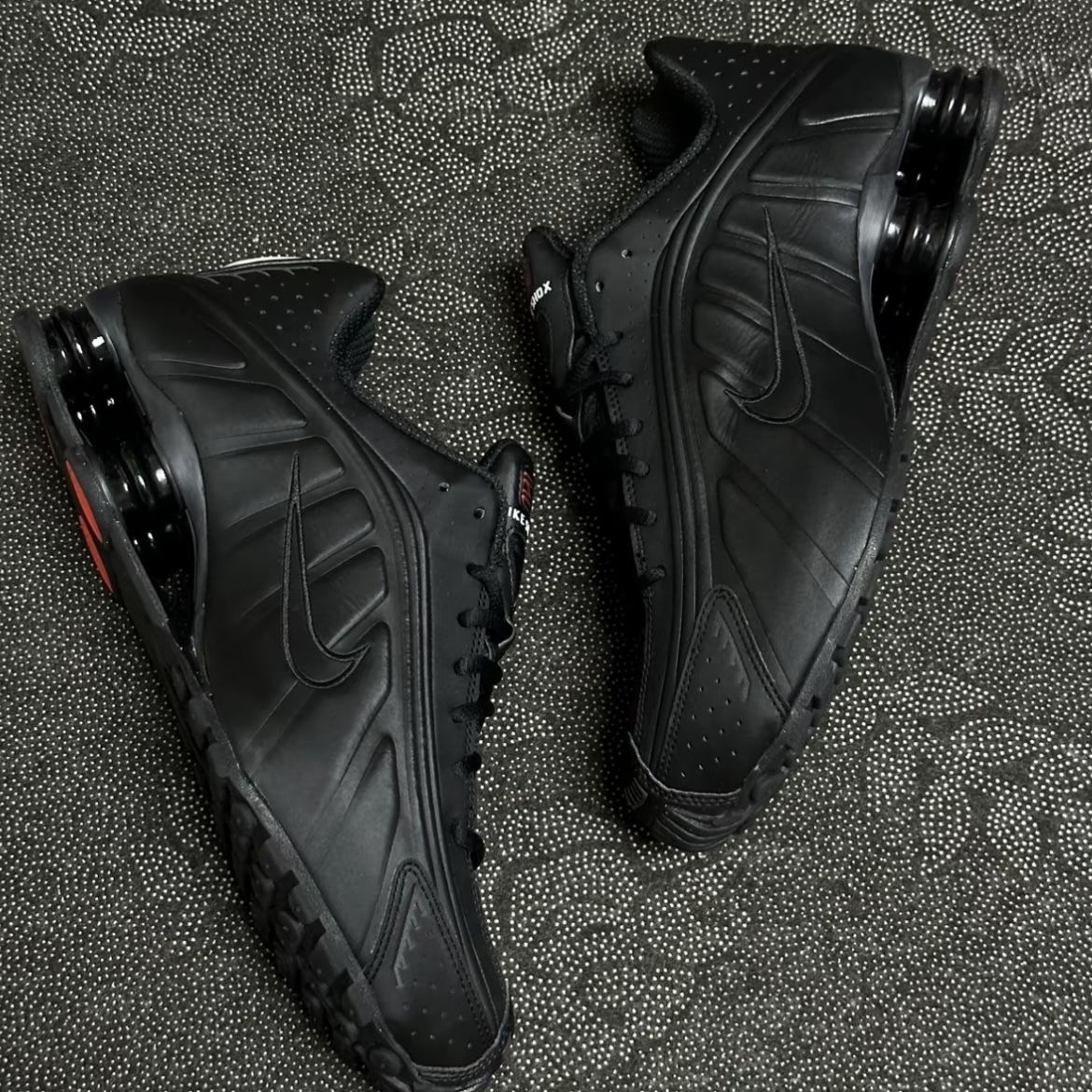 NIKE W SHOX R4 全黑 黑武士 彈簧鞋 "TRIPLE BLACK" 氣墊  男女鞋 AR3565-004