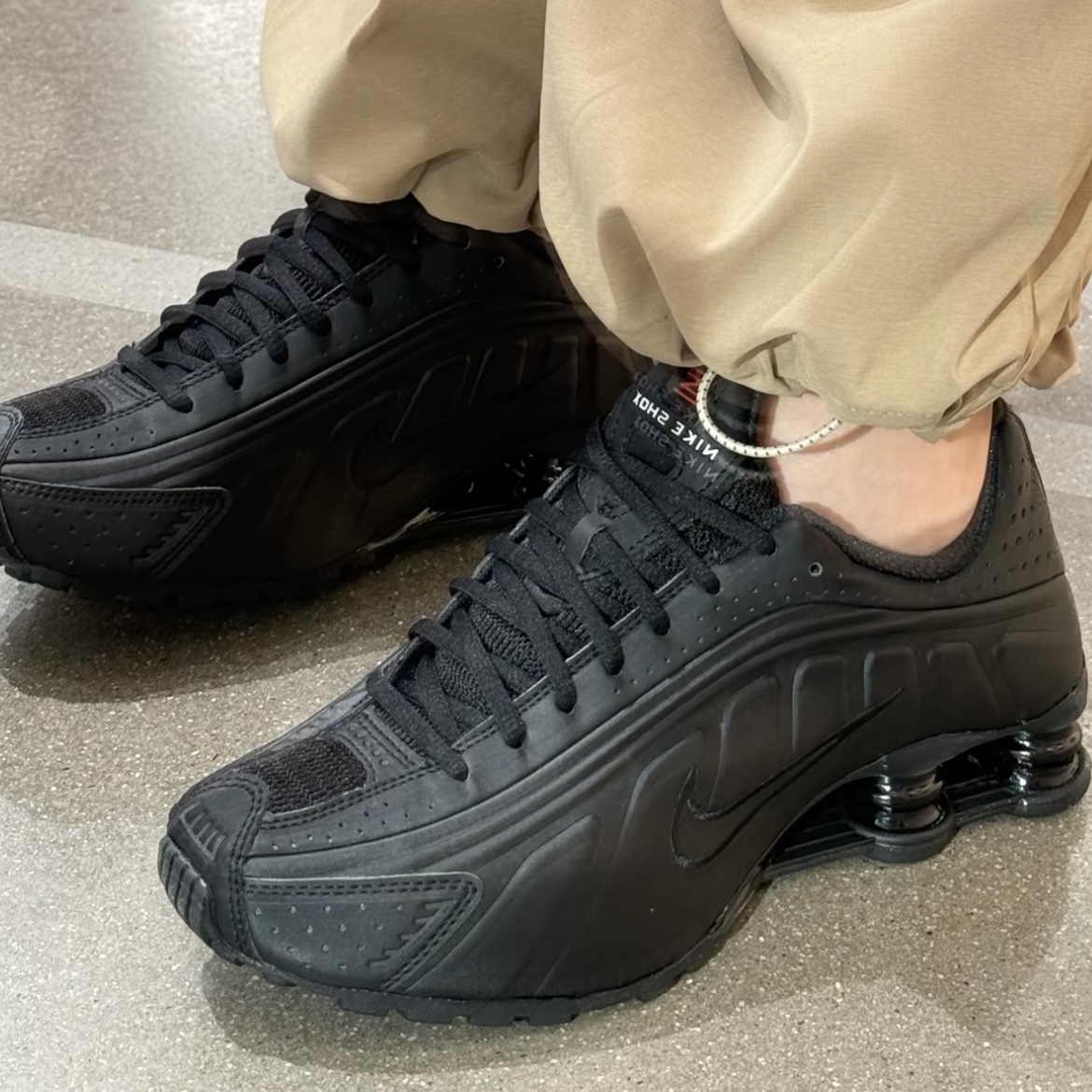NIKE W SHOX R4 全黑 黑武士 彈簧鞋 "TRIPLE BLACK" 氣墊  男女鞋 AR3565-004