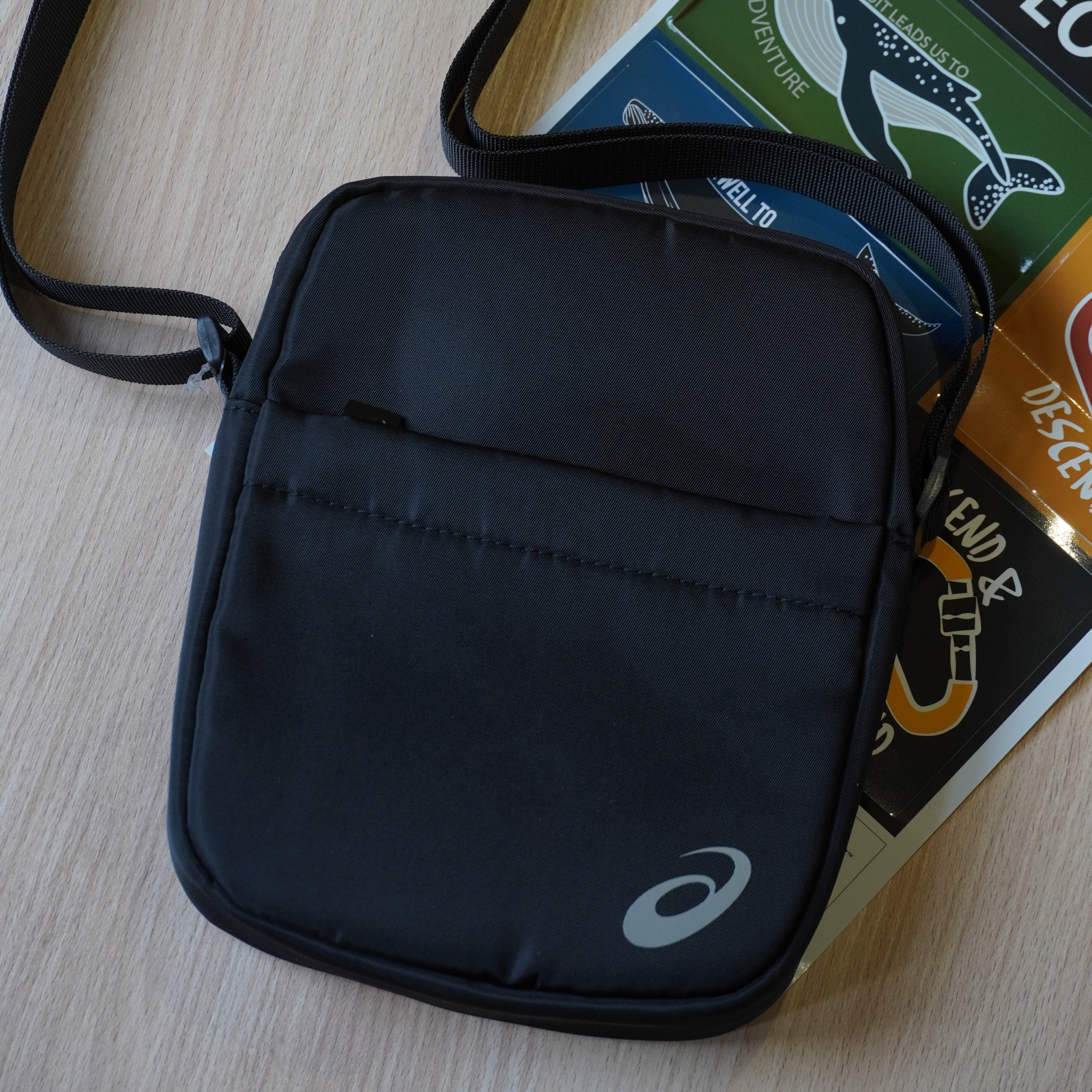 現貨 Asics  運動休閒側背包 輕量肩背隨身包 黑色 3033B947-001