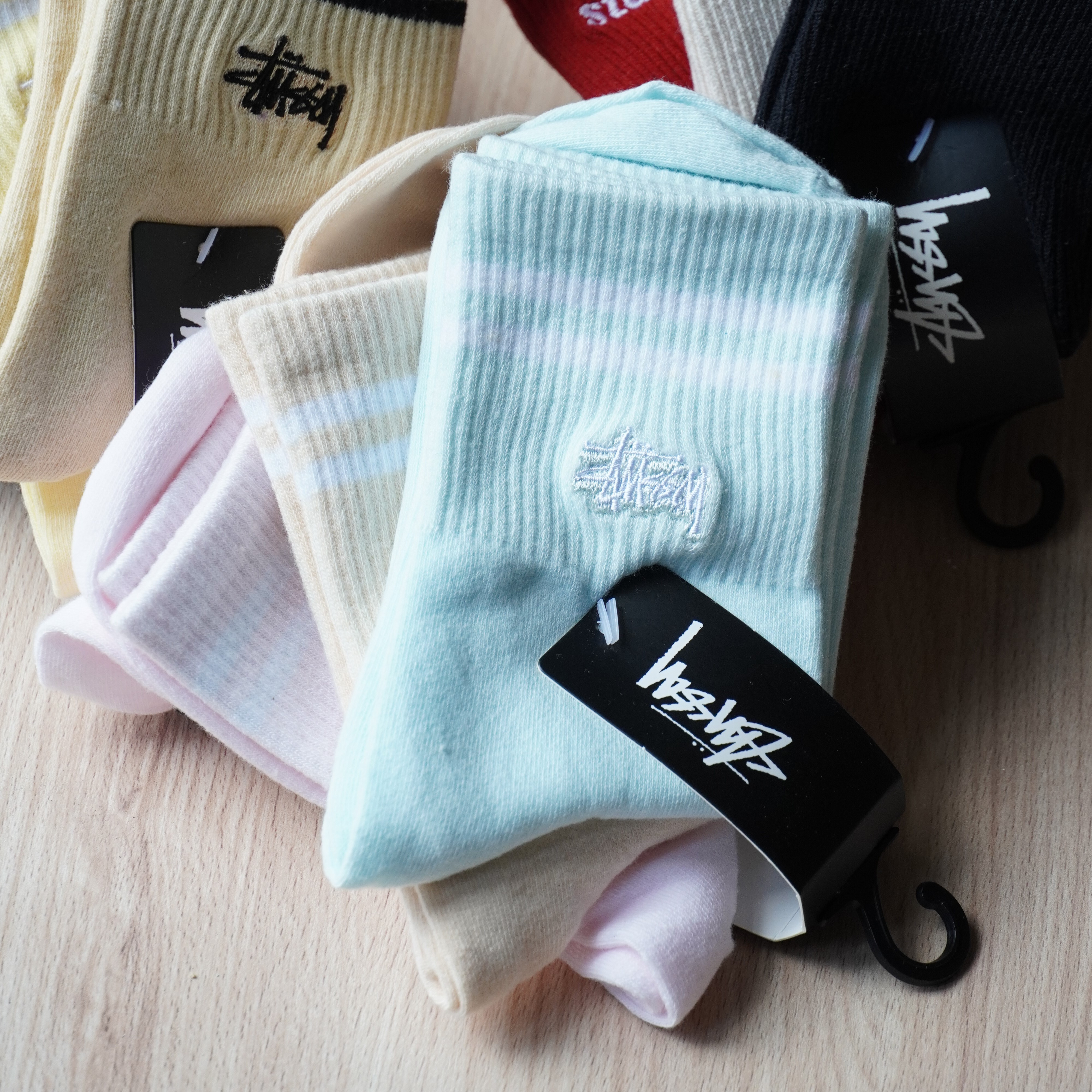 【STUSSY 女款】Logo 中筒襪｜三款可選｜馬卡龍 / 經典純色 / 復古條紋