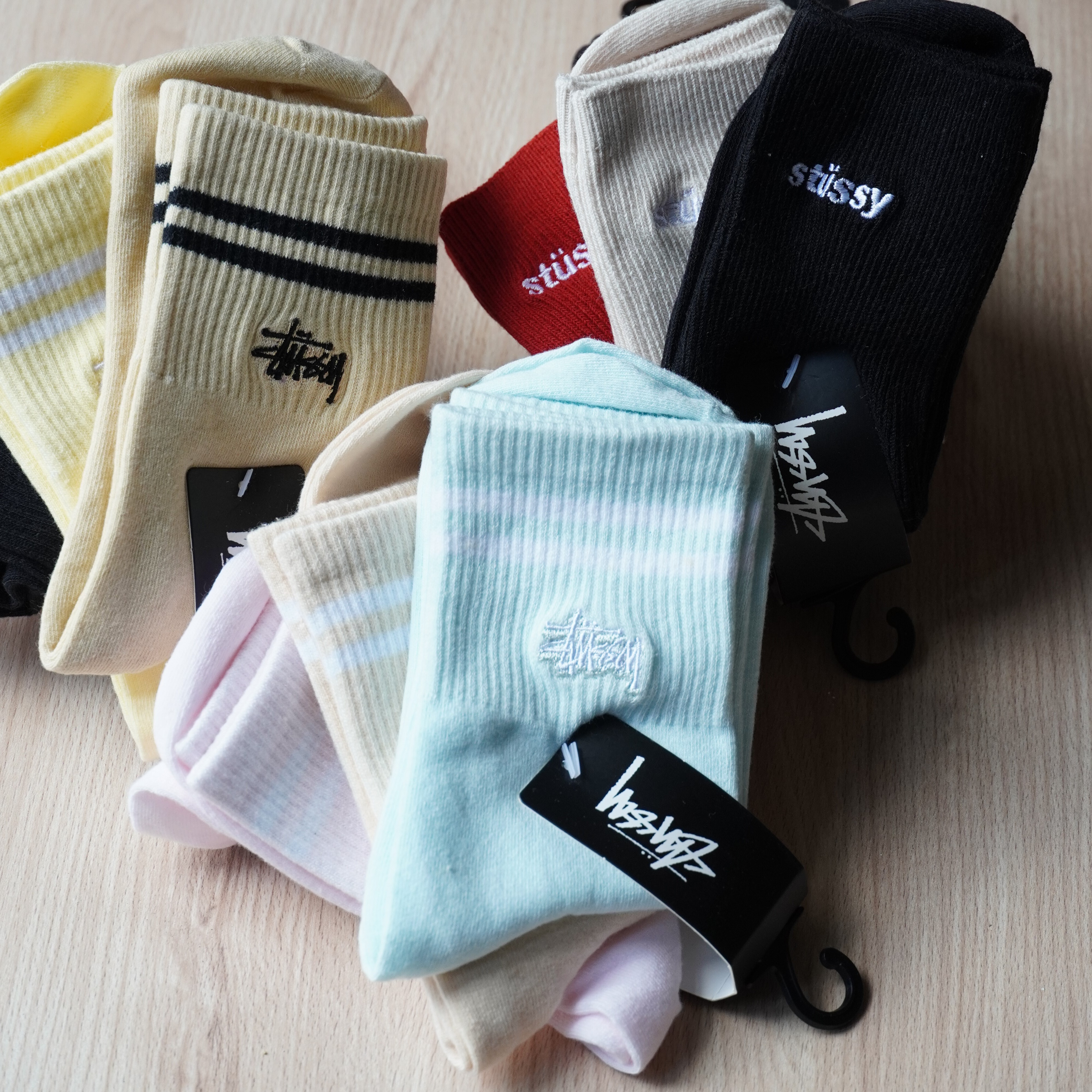 【STUSSY 女款】Logo 中筒襪｜三款可選｜馬卡龍 / 經典純色 / 復古條紋