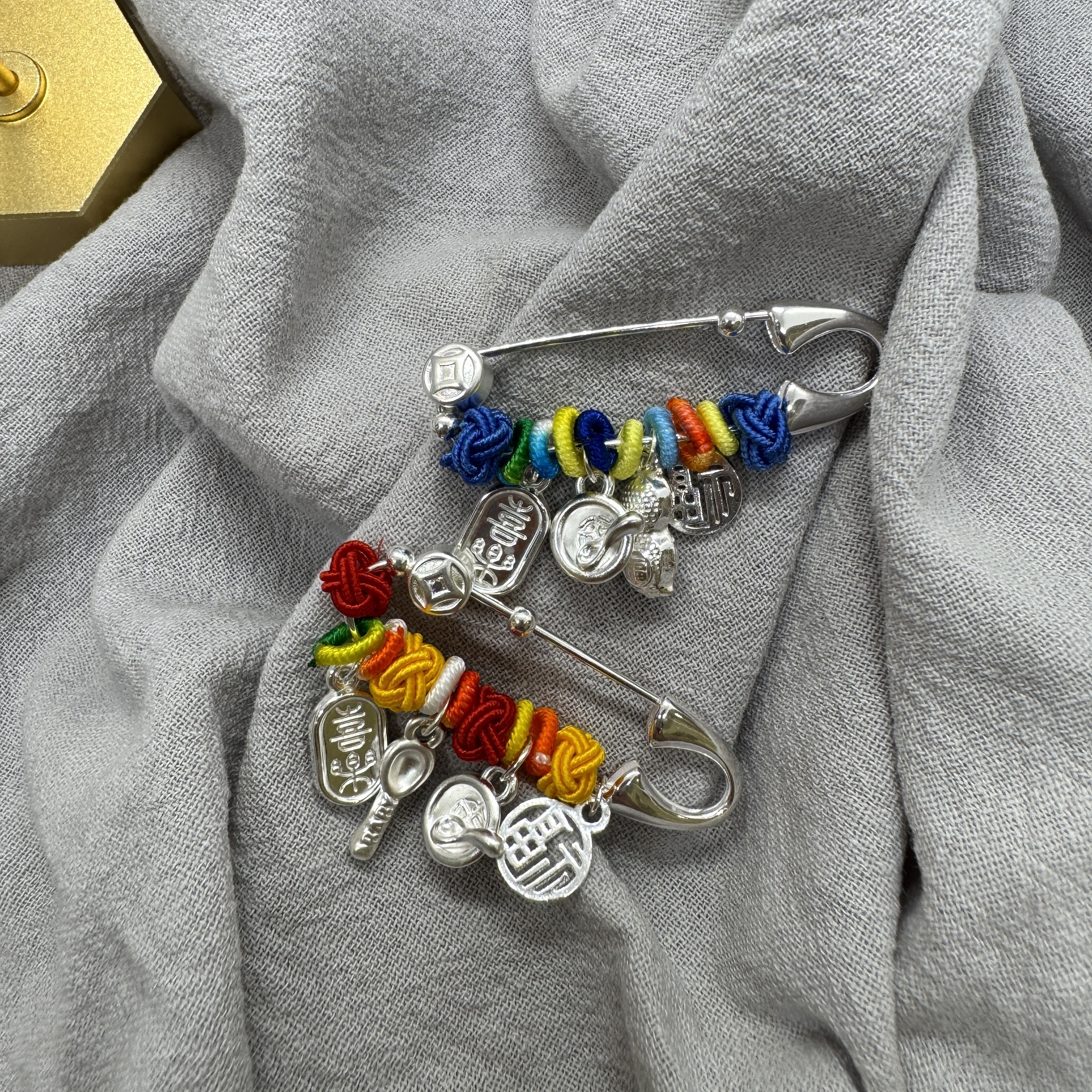 彩結別針 – 兒童純銀別針