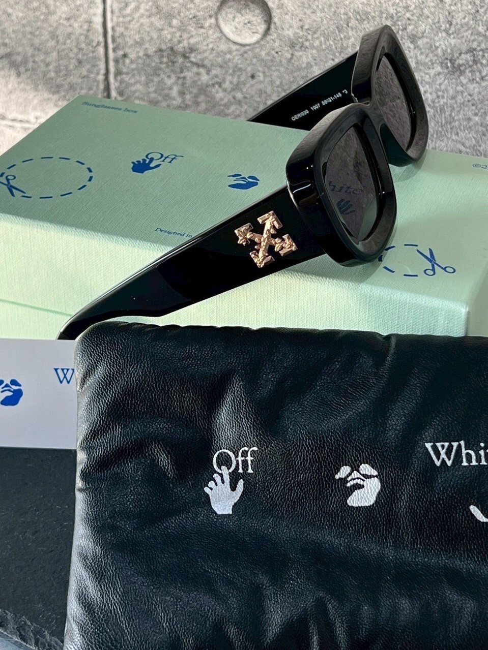 Off-White 經典款 黑金立體浮雕箭頭墨鏡 OW