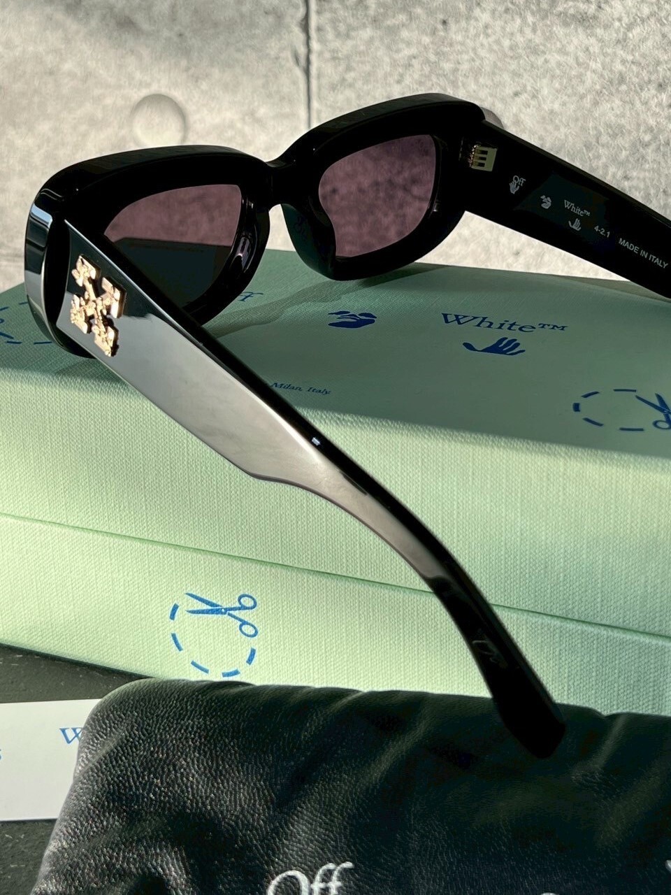 Off-White 經典款 黑金立體浮雕箭頭墨鏡 OW