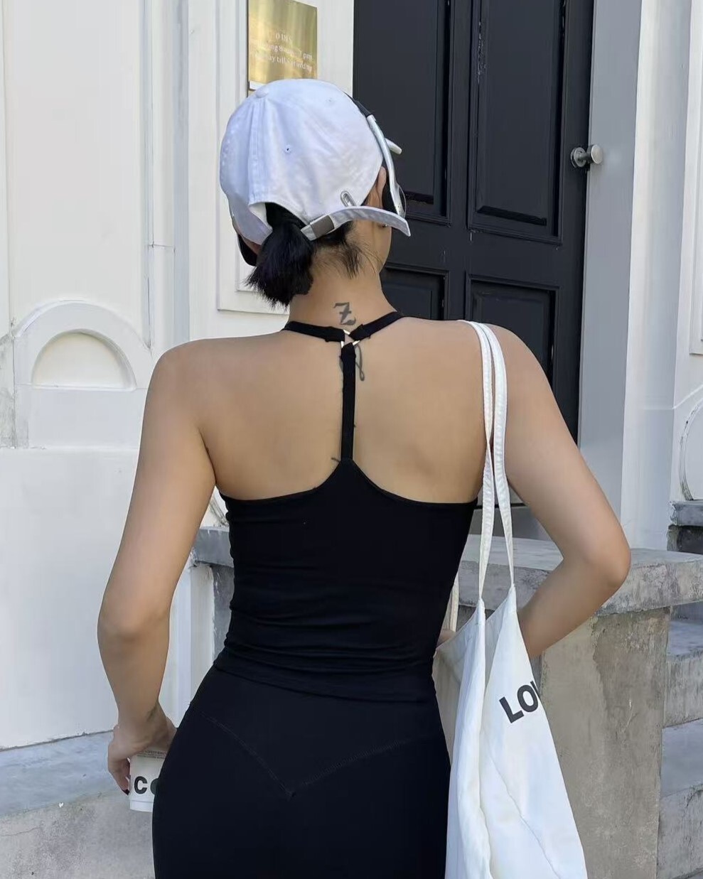 EASE 機能美背 1 字扣細肩背心-黑色