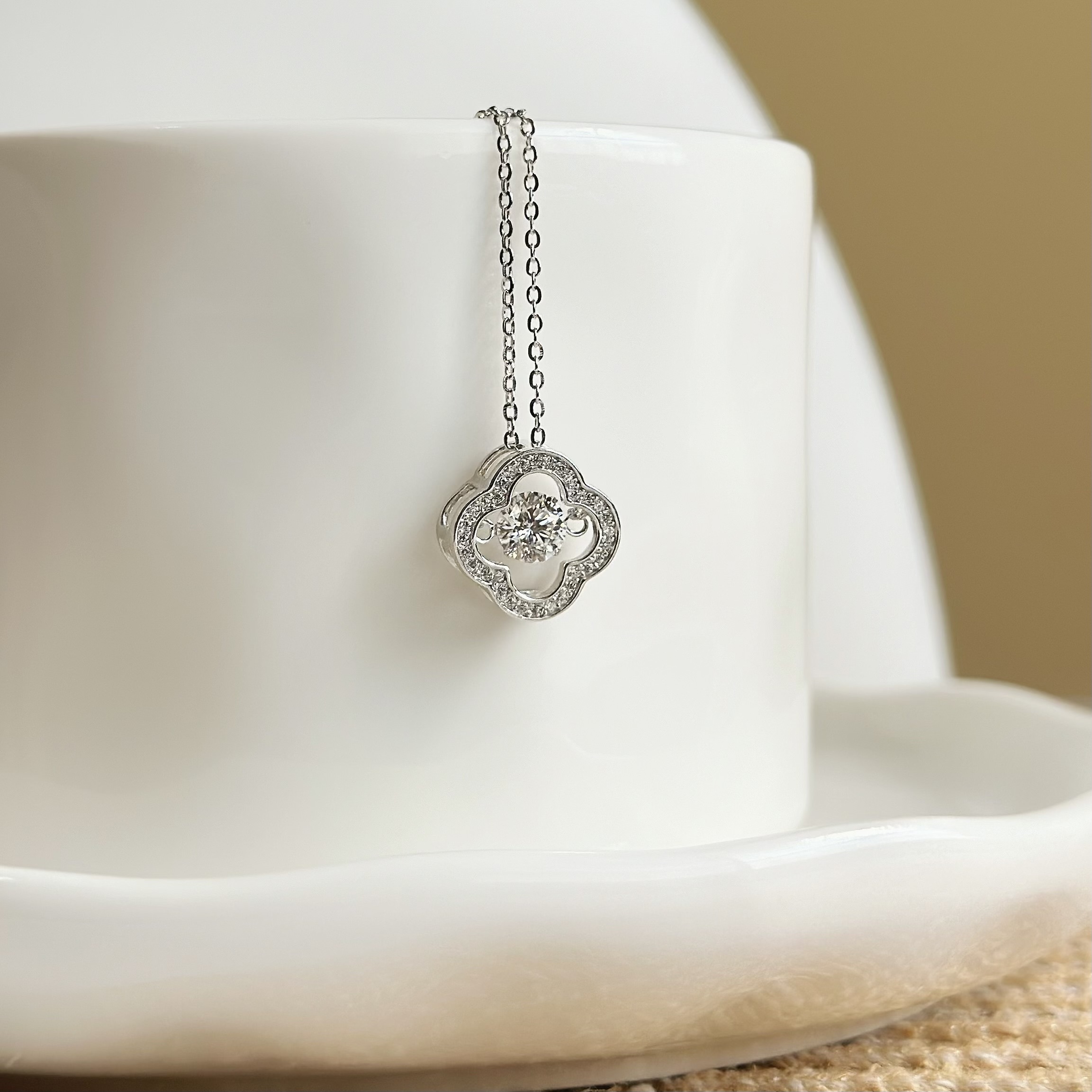 G139【輕奢】排鑽鏤空四葉草莫桑靈動純銀鎖骨鏈