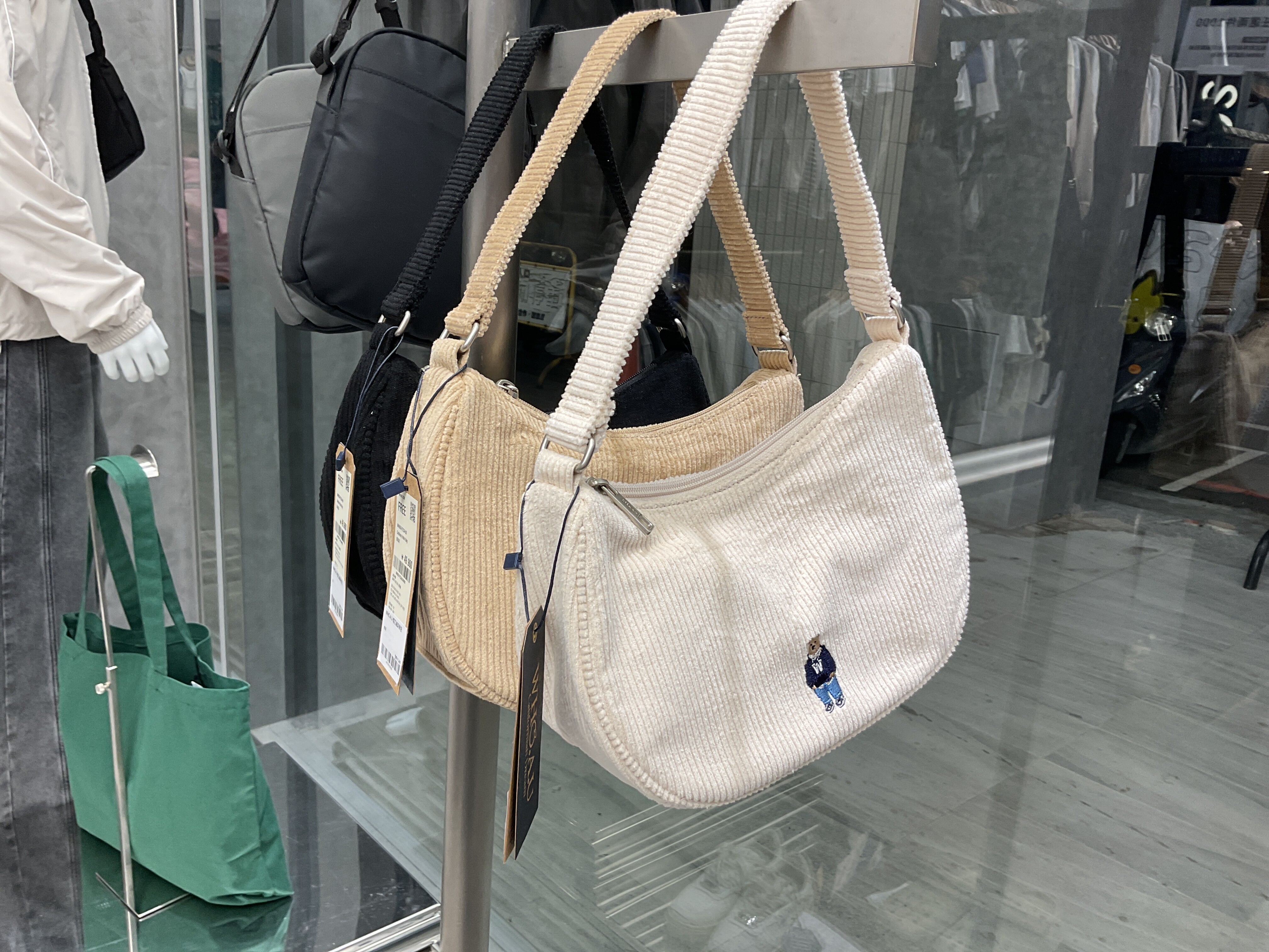 WHO.A.U 燈芯絨斜背包