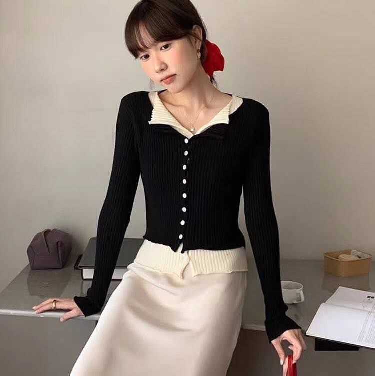 【簡約百搭的V字翻領假兩件針織上衣】（現貨）