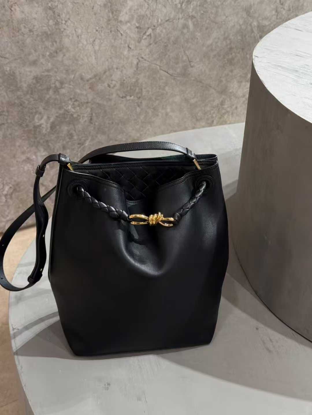 BV Andiamo Bucket Bag