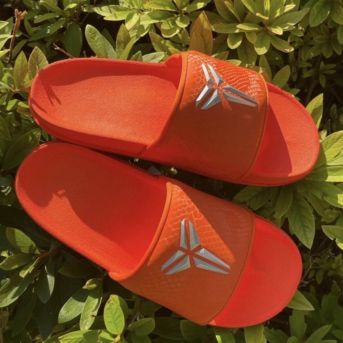NIKE KOBE OFFCOURT Slide 暴力橙 橘銀 蛇麟紋曼巴蛇紋 軟底運動拖鞋 IF2870-800
