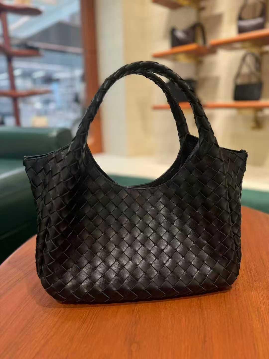 BV Campana Medium Bag