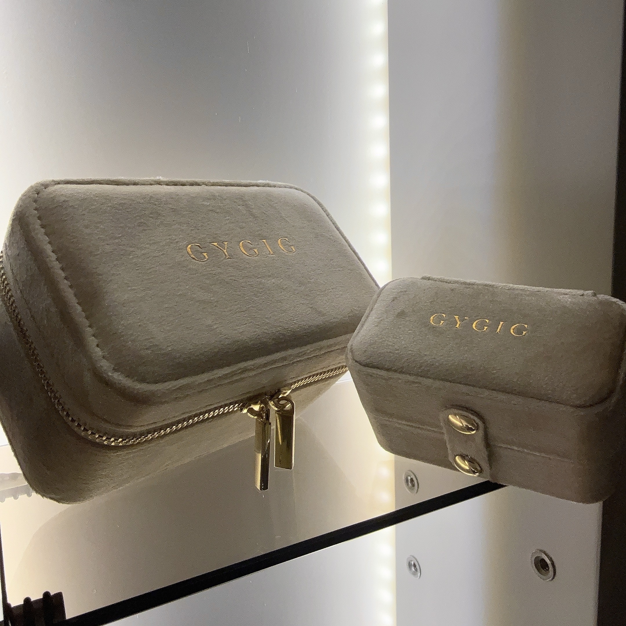 GY”品牌米金天鵝絨珠寶盒