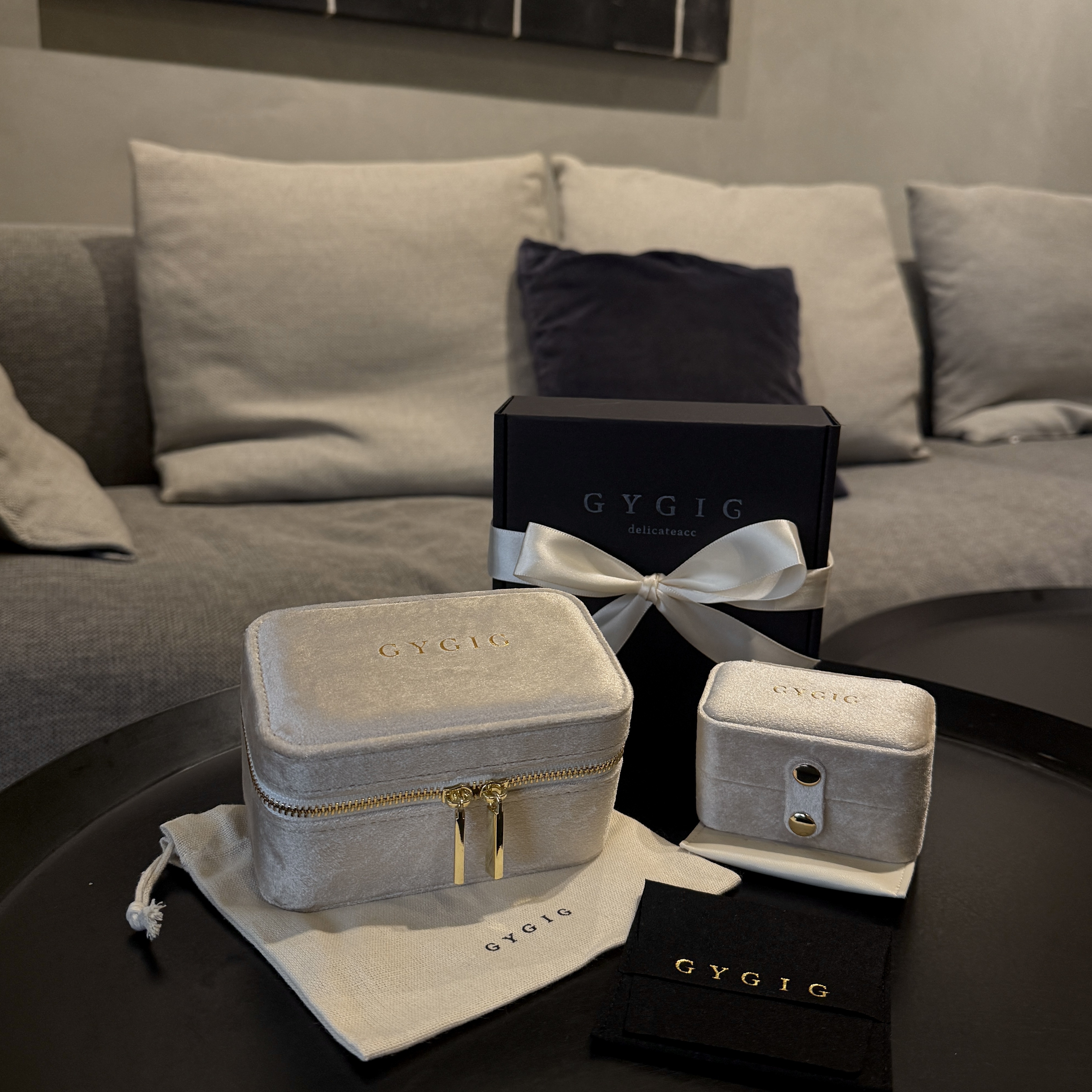 GY”品牌米金天鵝絨珠寶盒