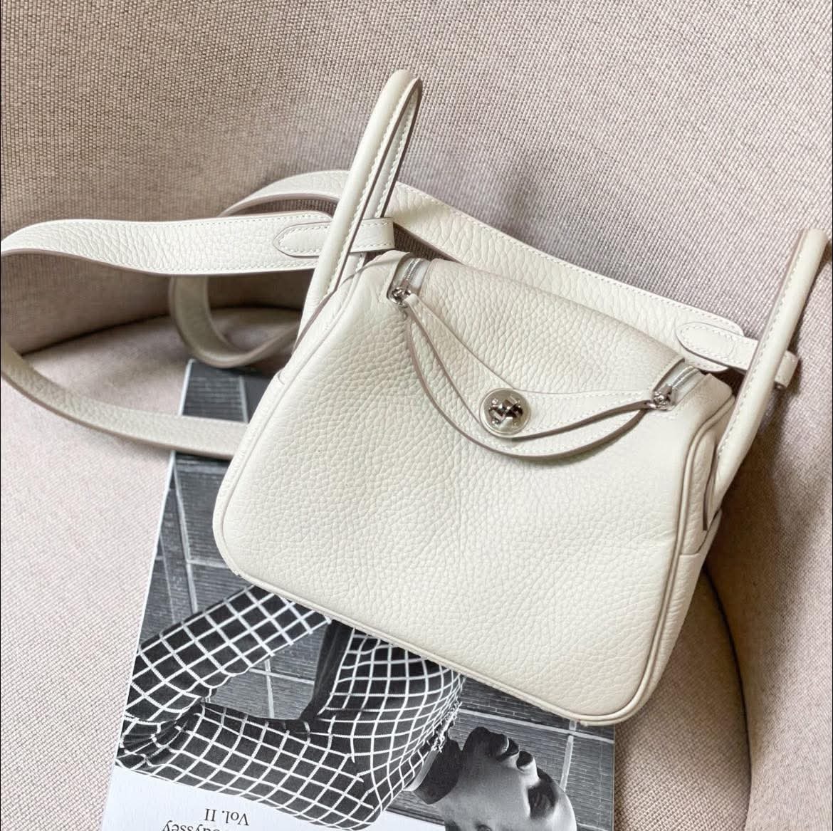 Hermes Lindy Mini II Clemence Leather Craie PHW HK$7x,xxx 詳情請PM我哋 (HK$2,000 訂金)