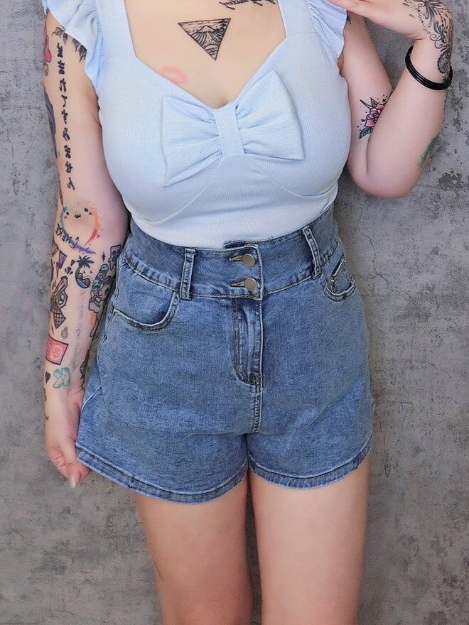 雙排扣後口袋造型牛仔短褲