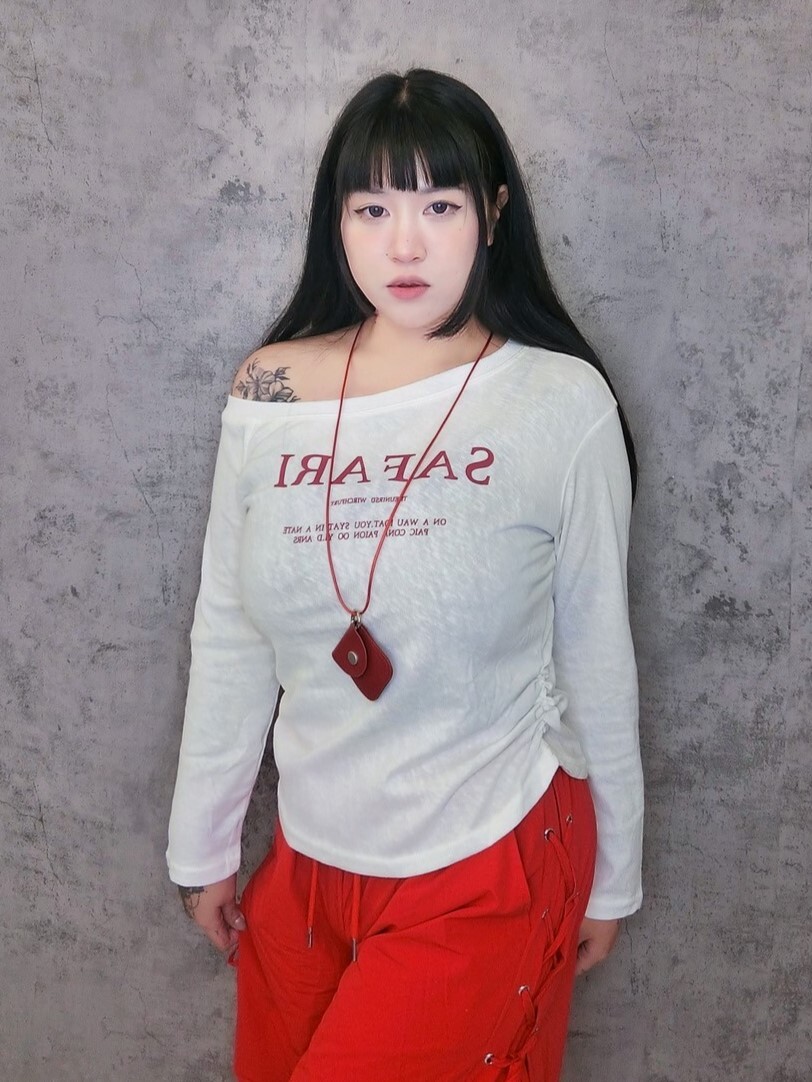 英文字斜肩腰抓皺長版T+小掛件