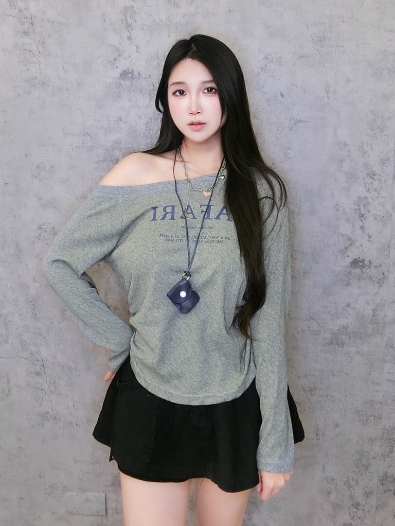 英文字斜肩腰抓皺長版T+小掛件