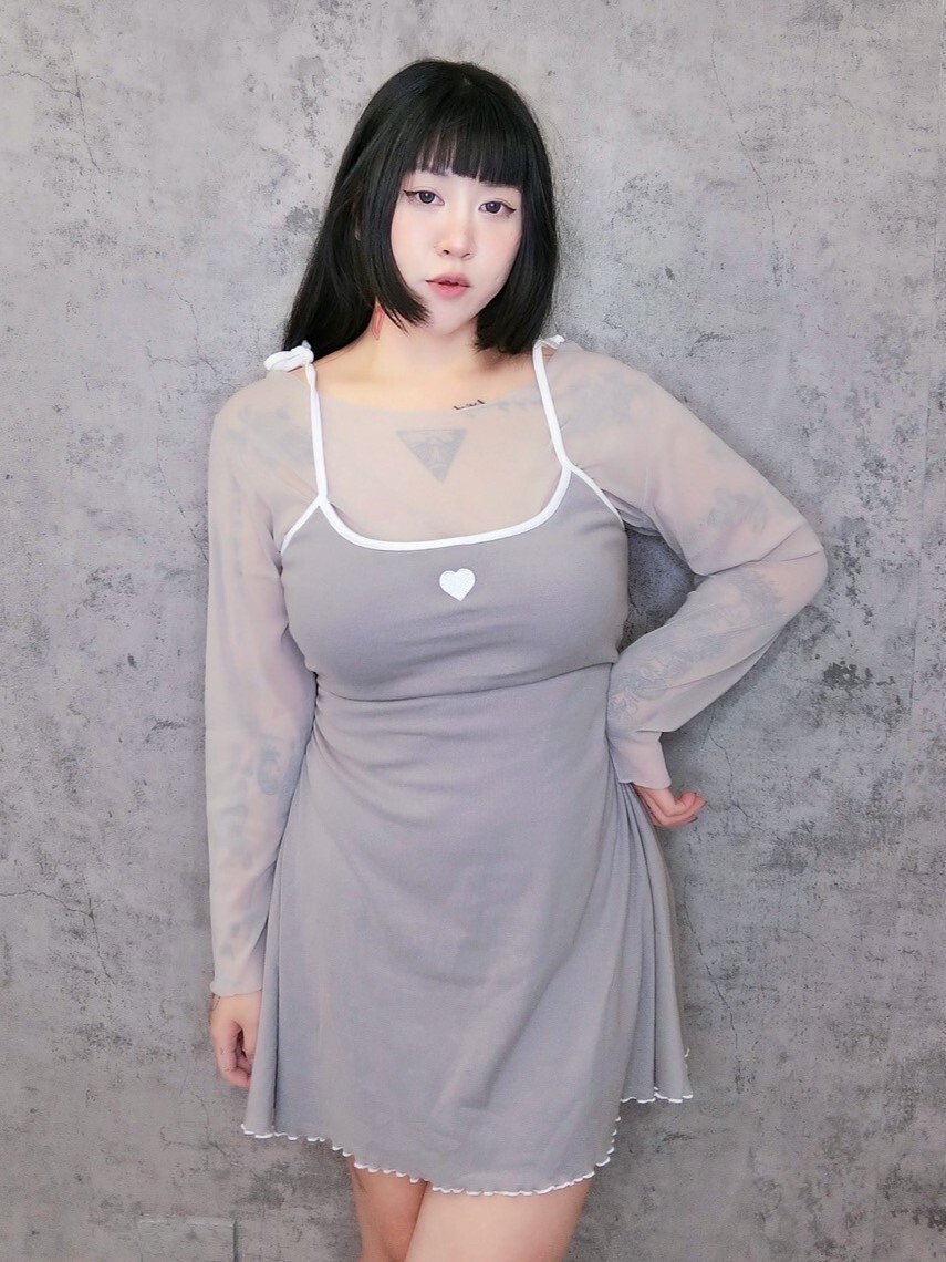 刺繡愛心肩綁帶側抓皺洋