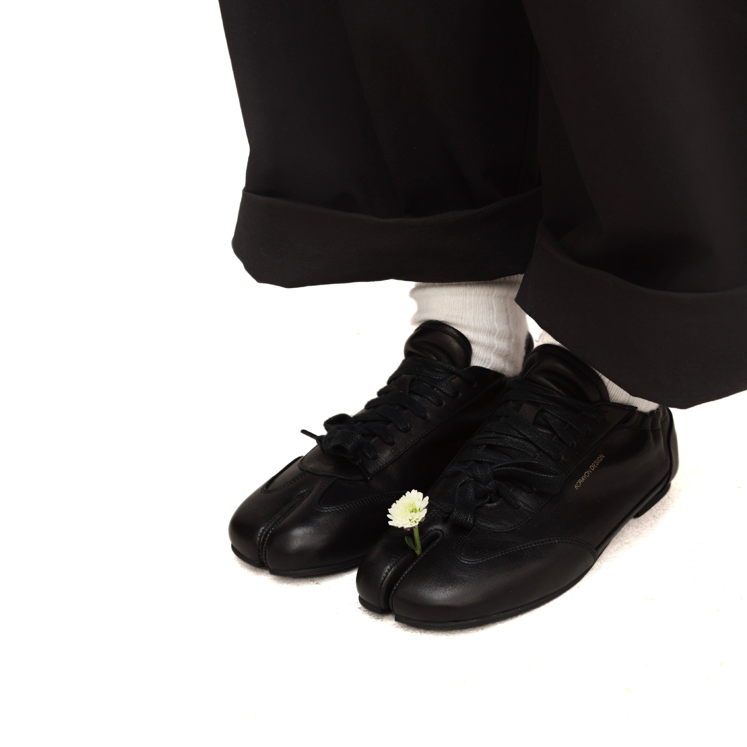 6cRAyon Thin-Sole TABI Sneakers in Waxed 牛皮 分趾鞋