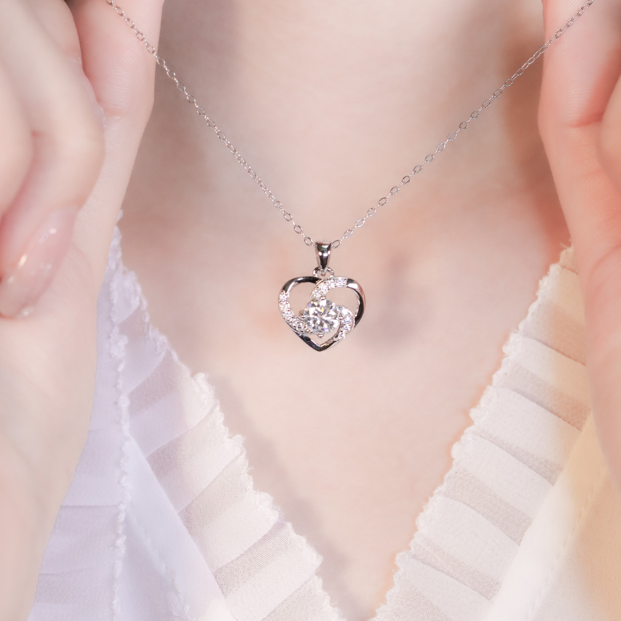 | 925純銀・厚鍍白金・莫桑石 | 鑽光愛意項鍊 | NE1473 |