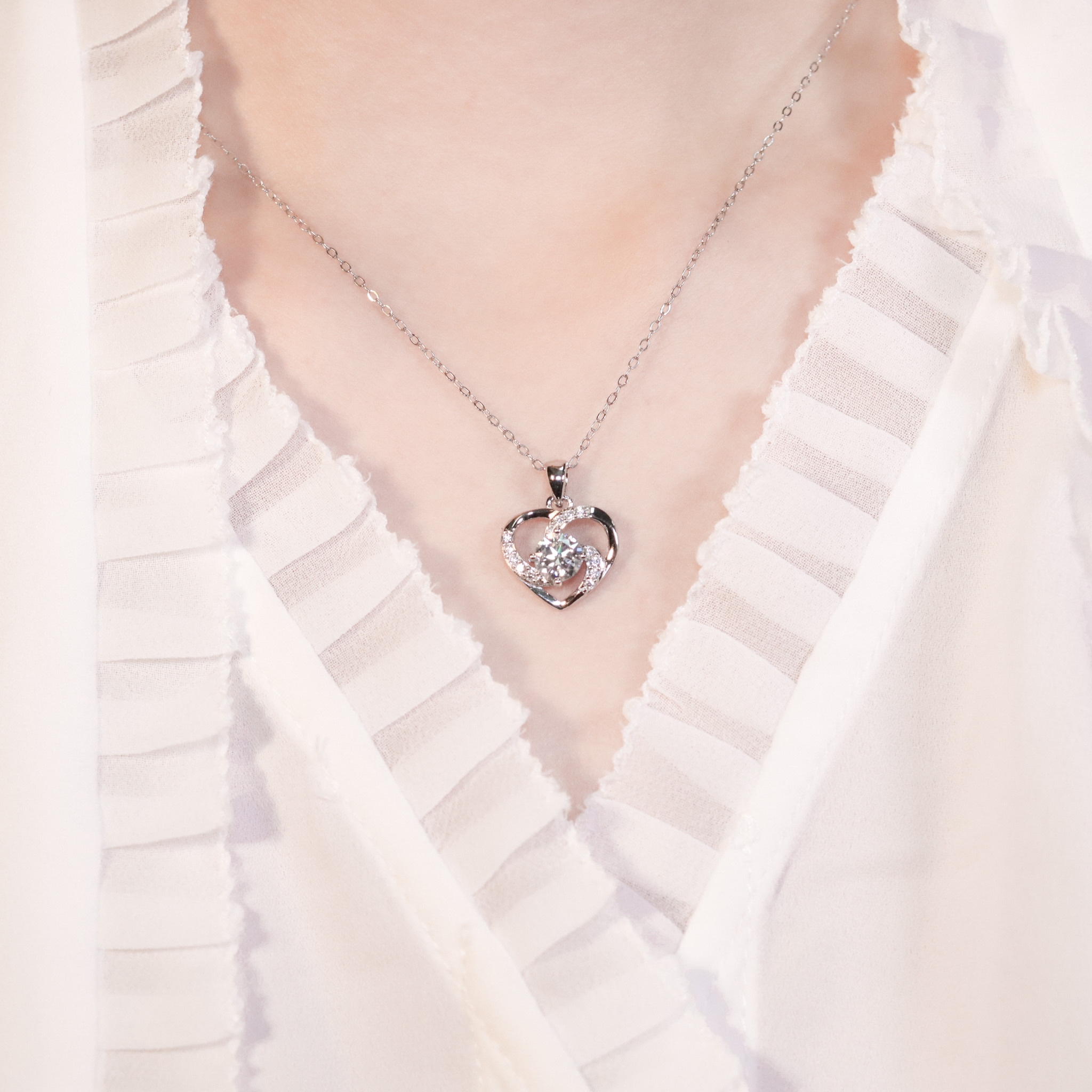 | 925純銀・厚鍍白金・莫桑石 | 鑽光愛意項鍊 | NE1473 |